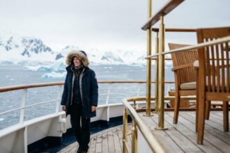 Femme profitant d'une croisière de luxe en Antarctique