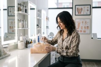 femme recevant des soins esthétiques au visage